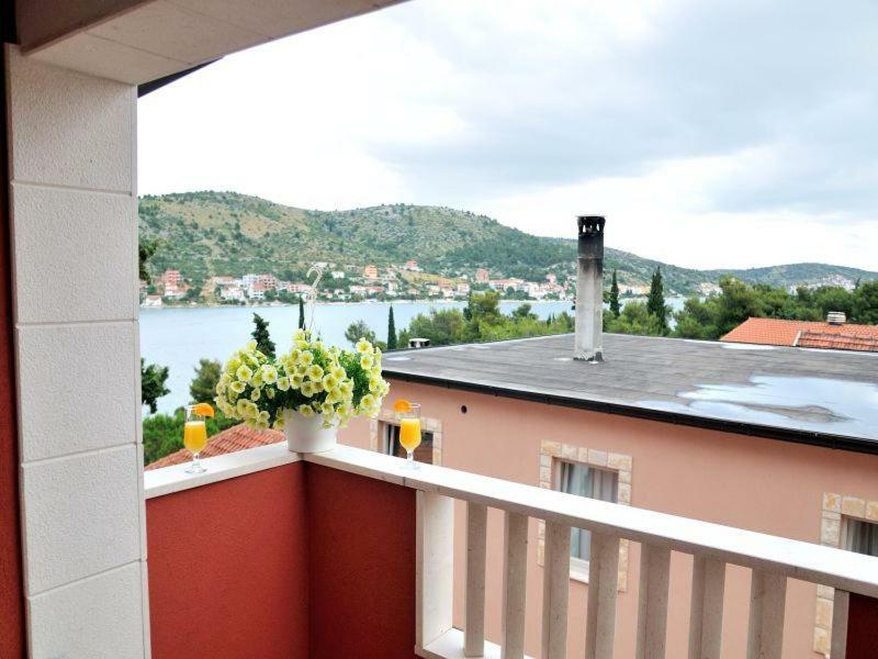 Apartments Mira Rogoznica  Bagian luar foto